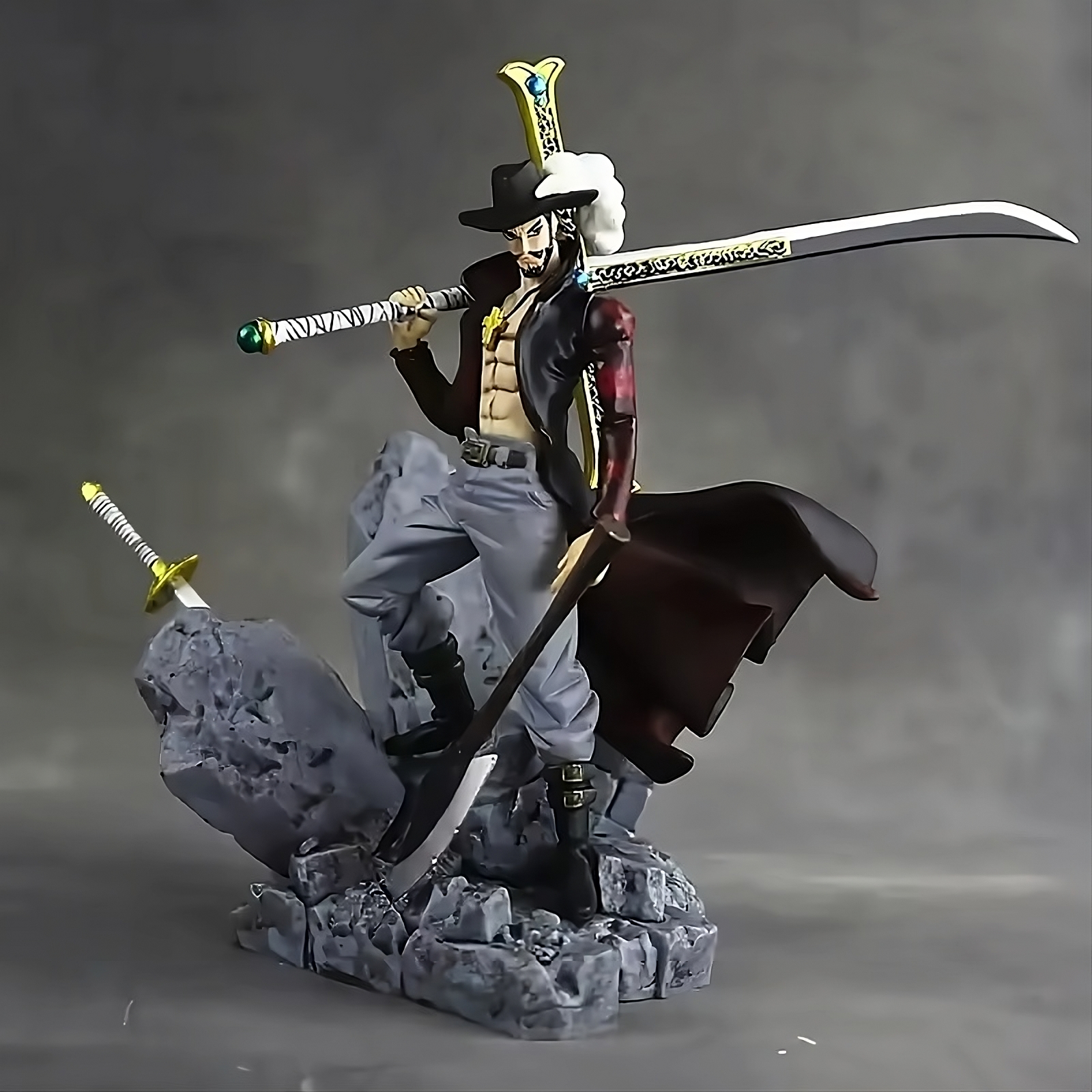 One Piece – Dracule Mihawk “Hawk Eyes” Action Figure (14cm PVC Battle Pose Edition)