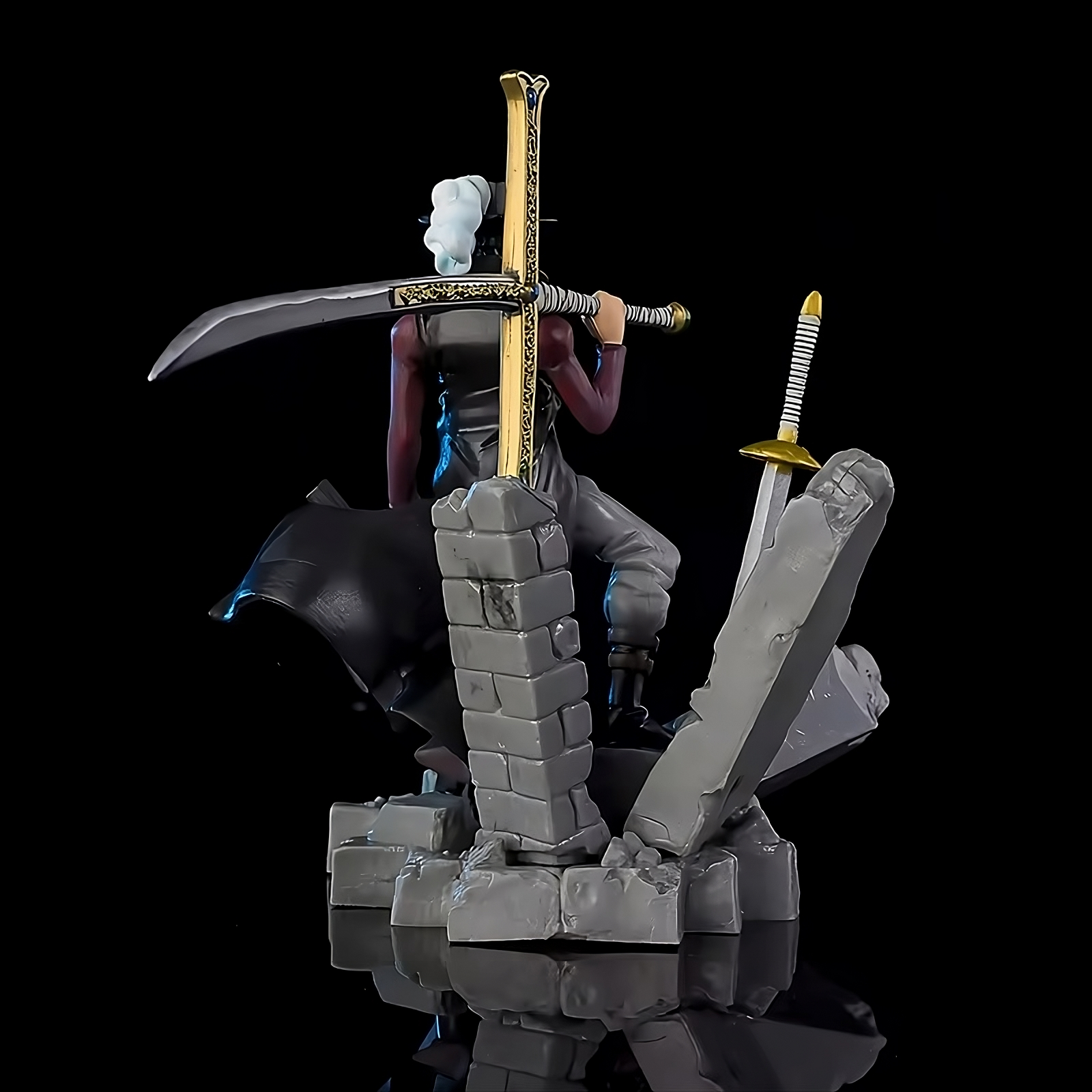 One Piece – Dracule Mihawk “Hawk Eyes” Action Figure (14cm PVC Battle Pose Edition)