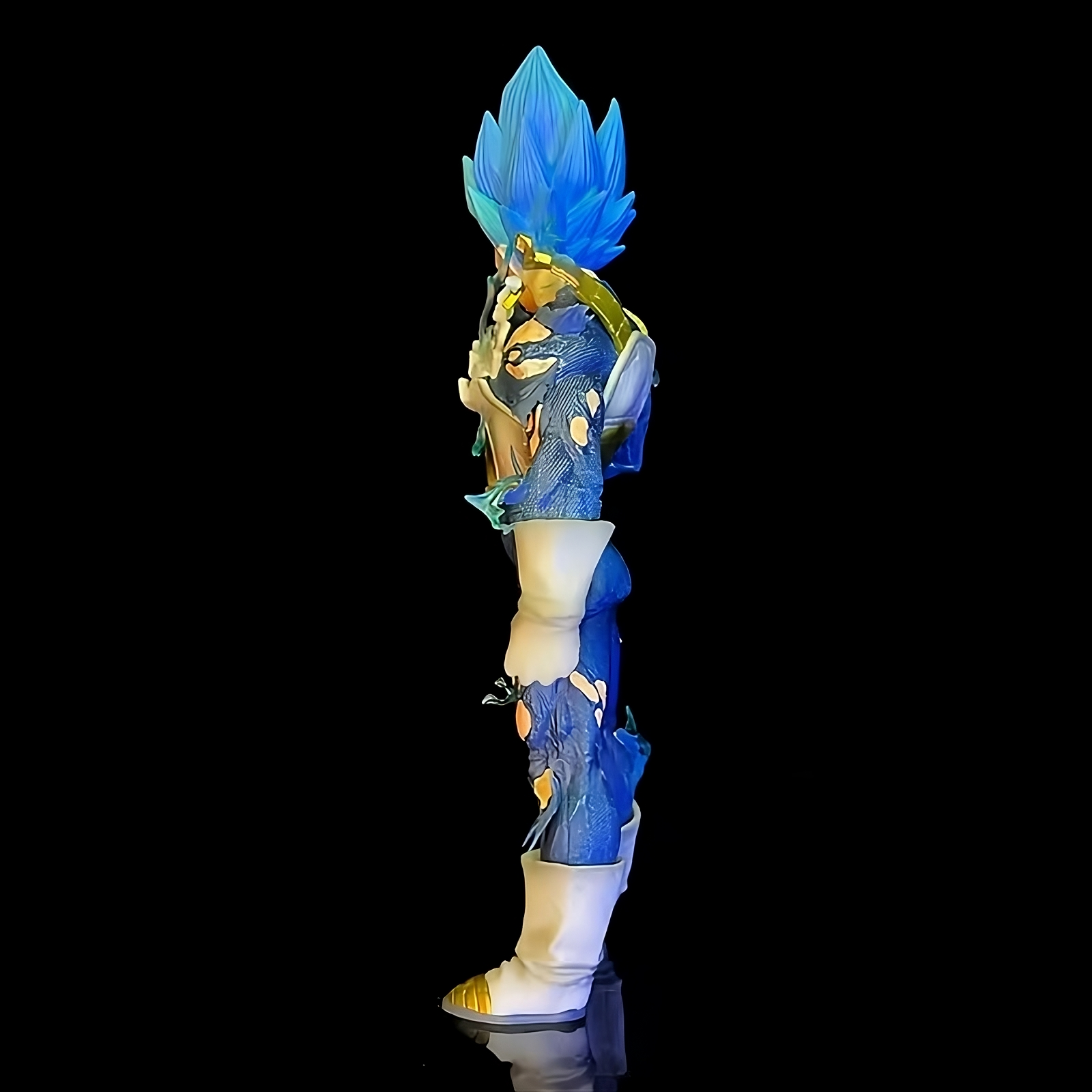 Dragon Ball Super – Super Saiyan Blue Vegeta Battle-Damaged Figure (26.5cm PVC Model)